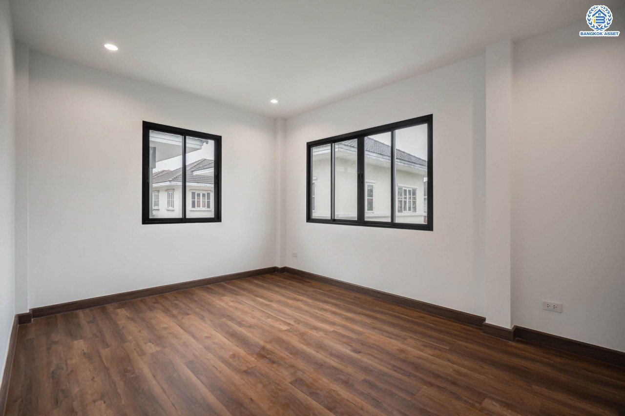 บ้านมือสองตกแต่งใหม่ แบรนด์ LH โครงการ ชัยพฤกษ์ บางบัวทอง หลังใหญ่ วิวสวนสาธารณะ เนื้อที่ 55.5 ตร.ว. ฟังก์ชัน 3 ห้องนอน 3 ห้องน้ำ 1 ห้องแม่บ้าน จอดรถได้ 1 คัน พร้อม Facilities ครบครัน บนทำเลเดินทางสะดวก ติดถนนบางกรวย-ไทรน้อย ใกล้เซ็นทรัลเวสต์เกต และรถไฟฟ้าสายสีม่วง "สถานีบางพลู"